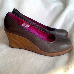 Crocs Brown Wood A-Leigh Leather Heels Wedge Pumps